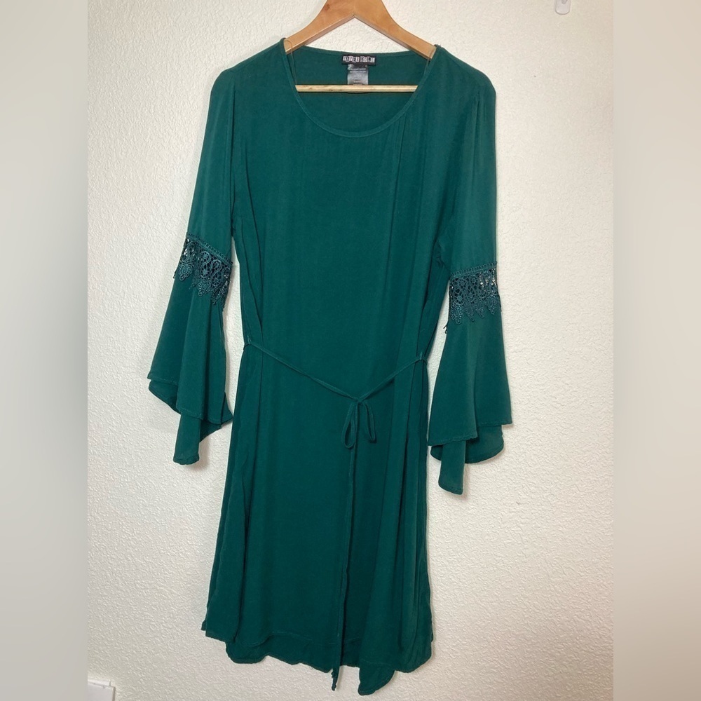 Paper doll emerald green shift dress size 1X 100% rayon lace flare sleeves